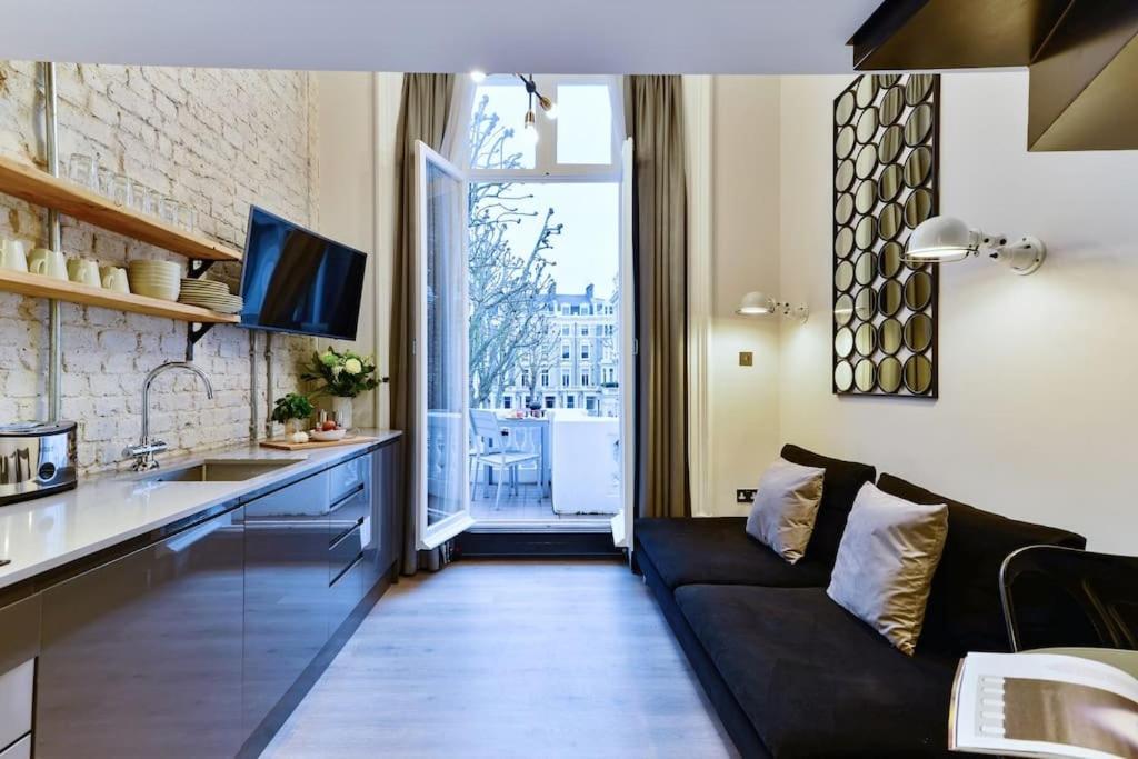 Nice Mezzanine - private balcony-Notting Hill Gate - Chambres d'hôtes Londres