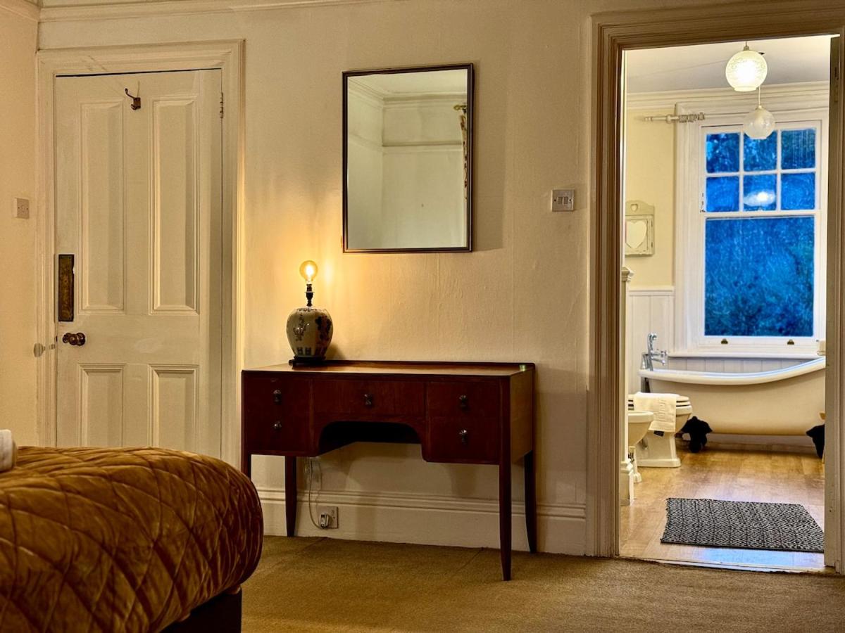 Large Edwardian Home Sleeps 12 Near London - Chambres d'hôtes Elstree