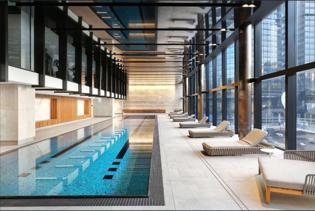 Luxe Resort- City Views, Parking, Heated Pool, WiFi, Gym, Tram - B&B Melbourne