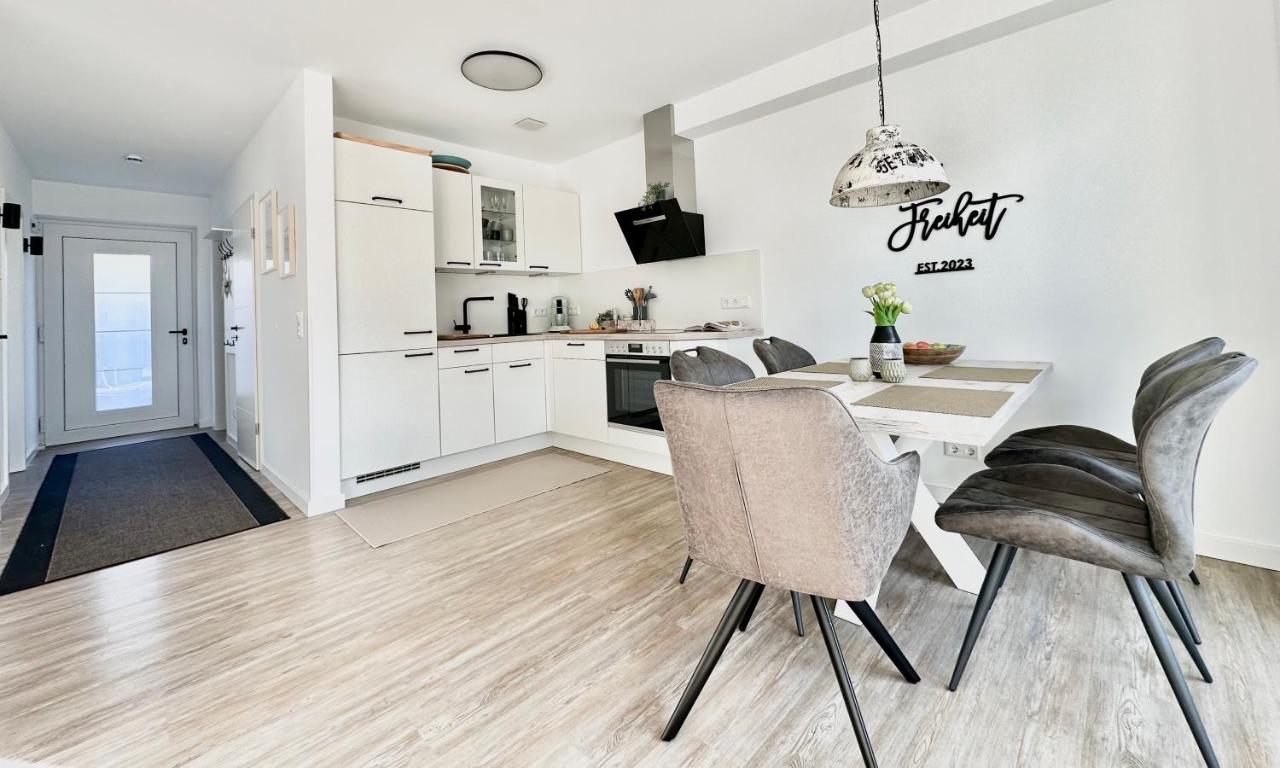 Kleine Freiheit, Büsum - modernes Ferienhaus in direkter Meernähe mit Terrasse, Garten und eigenem Parkplatz - Chambres d'hôtes Büsum