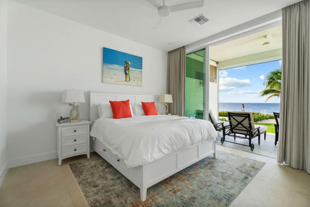 26 Sunset Point Vacations Luxury Oceanfront Condo with Private Garden West Bay - Chambres d'hôtes West Bay