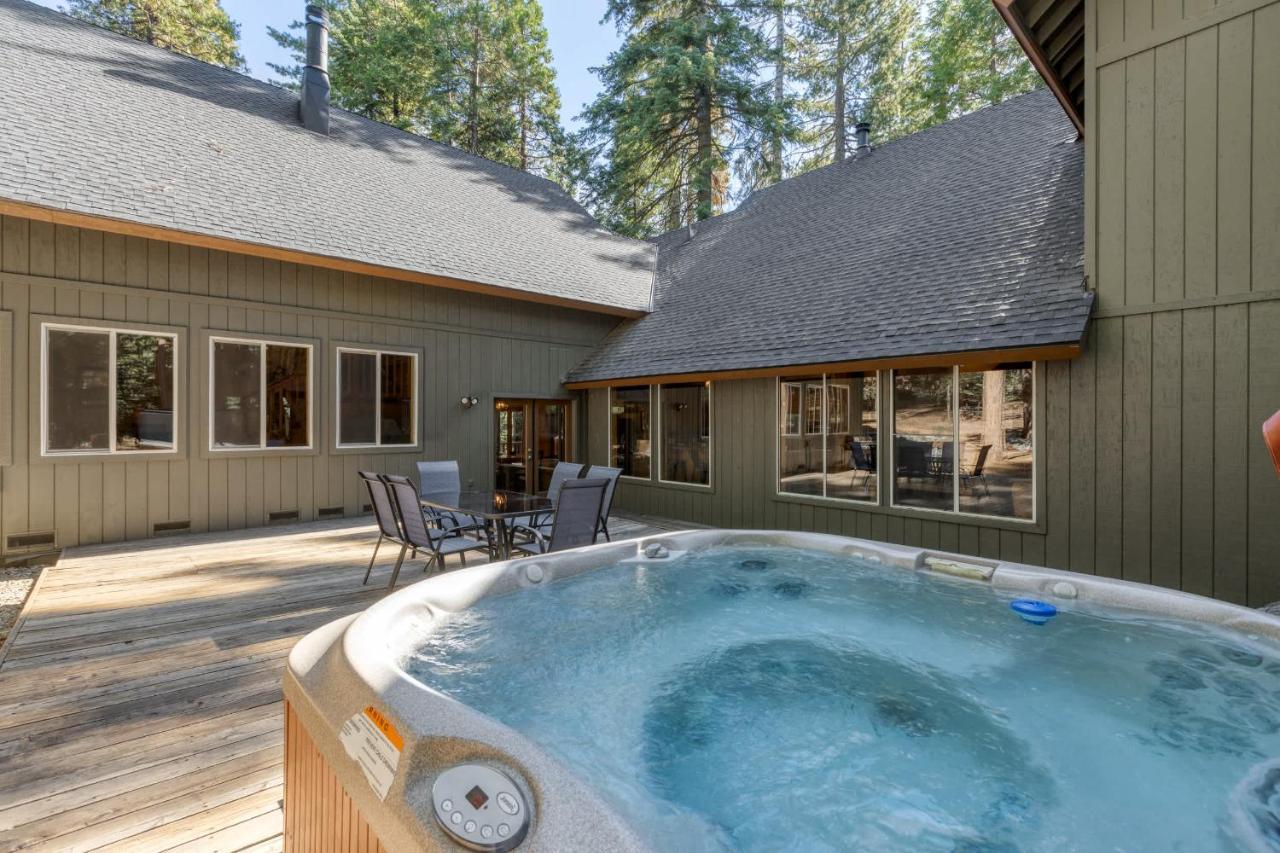 Lazy Bear Lodge Rustic Luxe Villa with spa & gameroom - B&B Shaver Lake