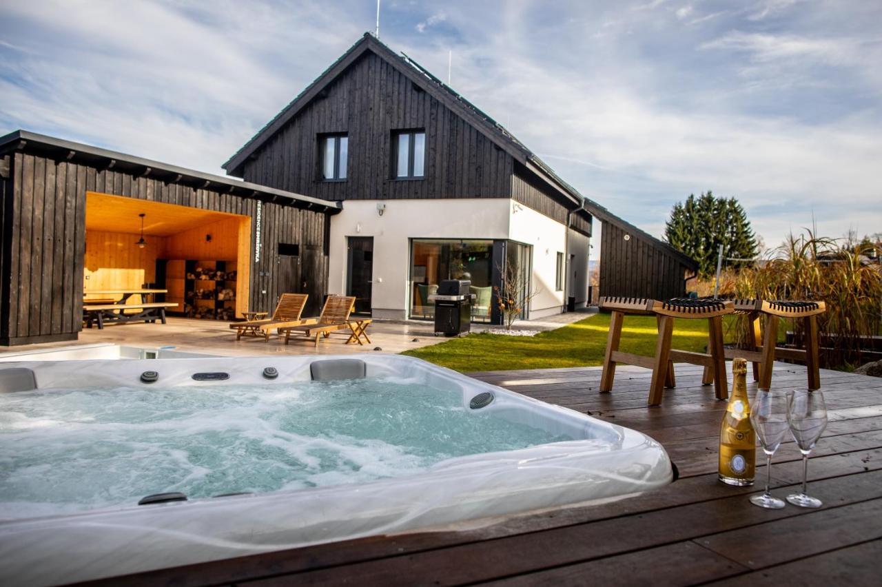 Residence Smržovka - Luxury House with Swimming Pool, Jacuzzi, Garden and BBQ - Chambres d'hôtes Jablonec nad Nisou