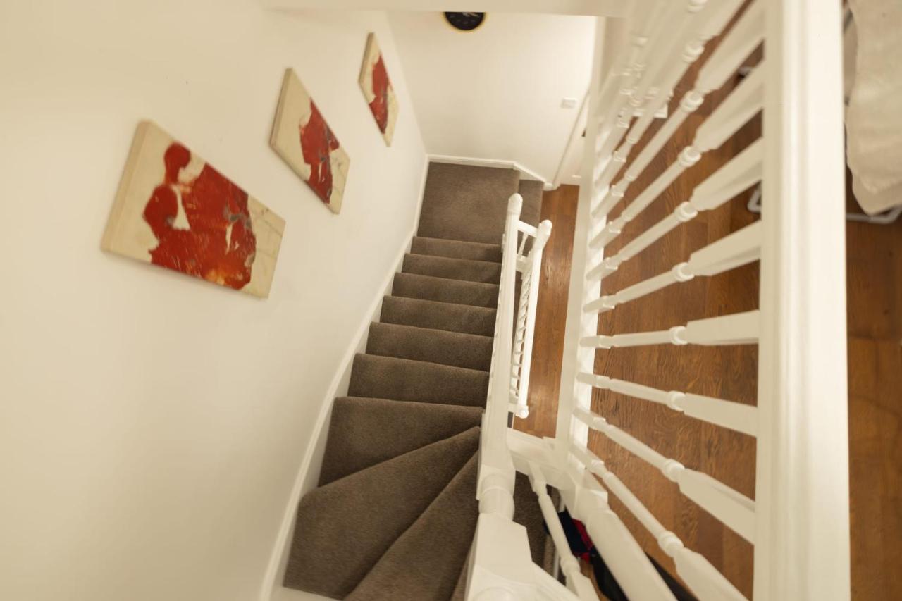 Spacious 4BR House with Parking I Excel I Canary Wharf I London City Airport - Bed and Breakfast North Woolwich
