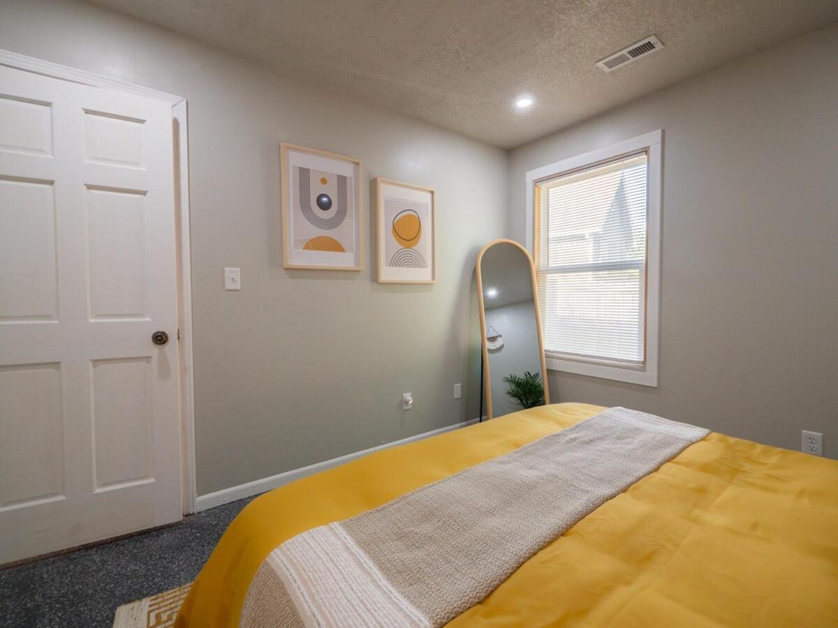 The Orange Lounge - 8 min to KU & Mass - B&B Lawrence