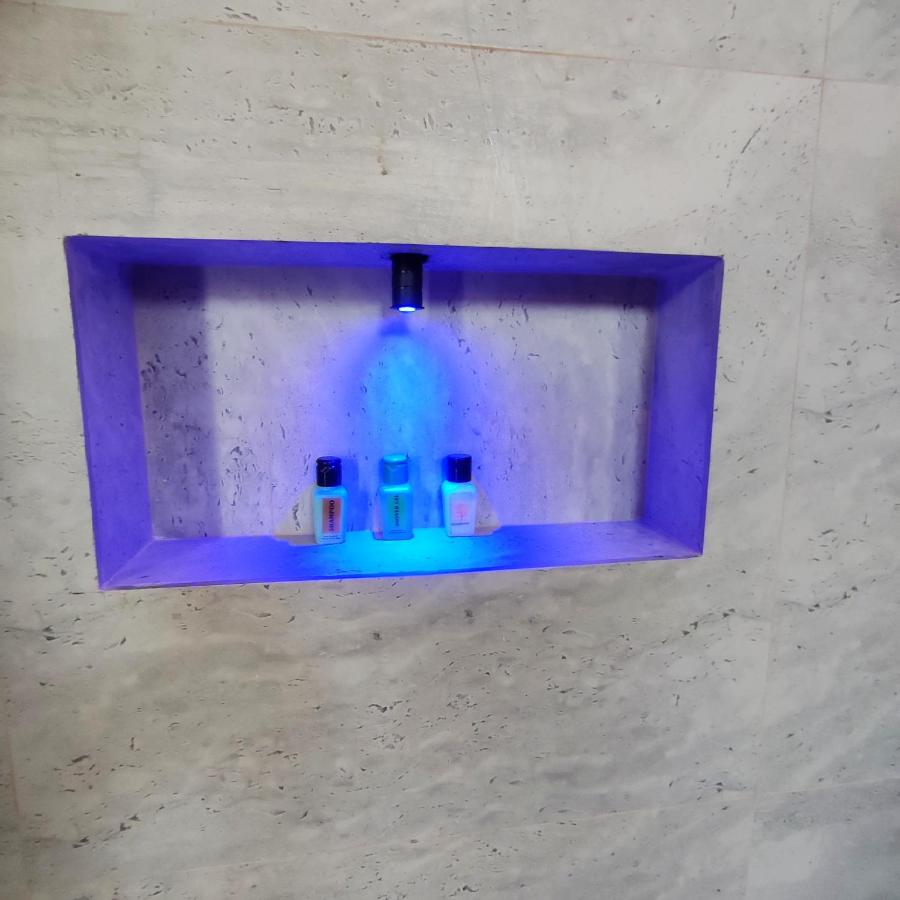 Zimmer mit Kingsize-Bett und Balkon