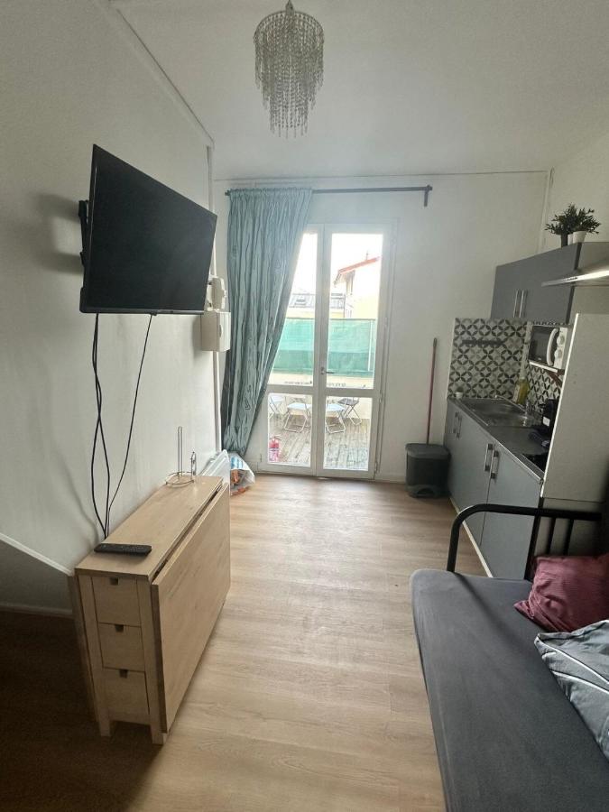 Paris - Metro à 5 minutes grande terrasse - B&B Aubervilliers