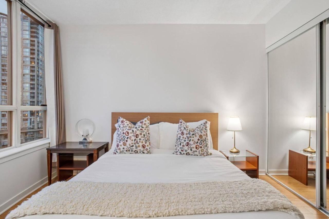 Queen Bed/Sauna/Pool/Gym/Wi-Fi/Sleeps four Guests! - B&B Vancouver