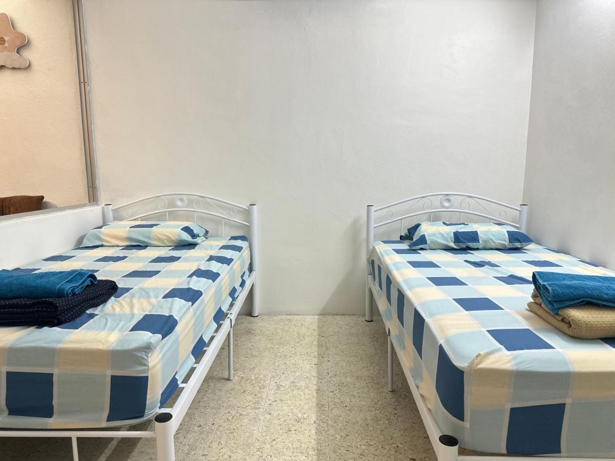 3 Bedrooms Single Storey Terrace at Taman Inderawasih ,12mins to Penang Bridge , 5mins to Sunway Carnival Mall - Ferienwohnung Butterworth