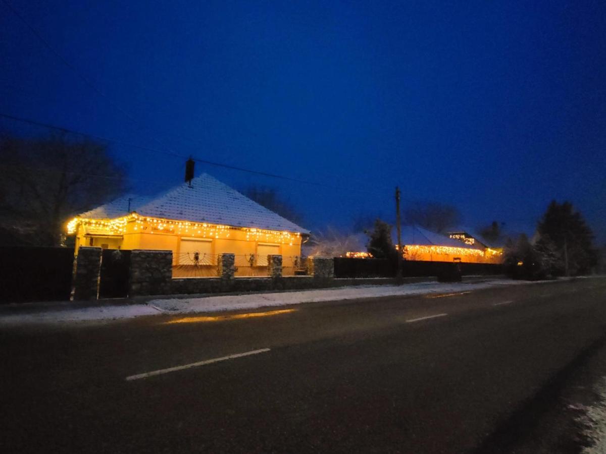 Kastély Ház - Bed and Breakfast Sály