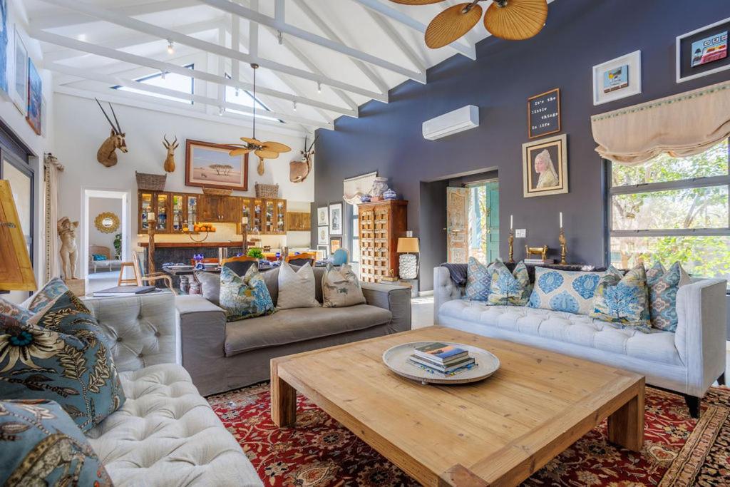 Bushveld Villa w Pool, Firepit & Outdoor Living - Bed and Breakfast Hoedspruit