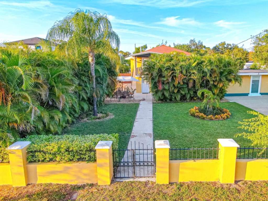 Tropical escape with fire pit near airport & stadium - B&B Tampa