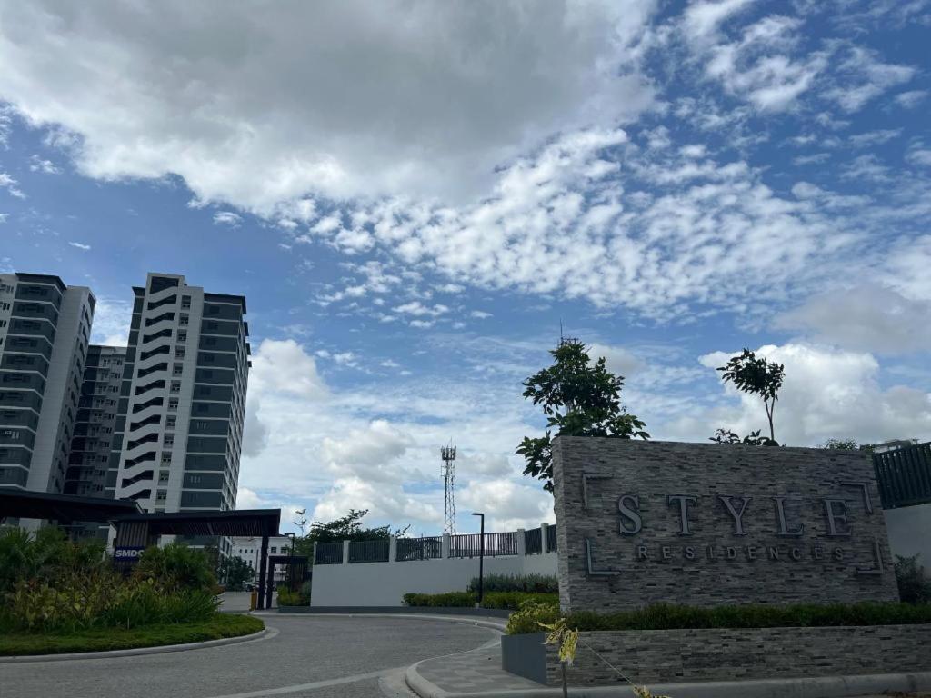 Cozy Condo with Balcony Pool View - B&B Iloilo City