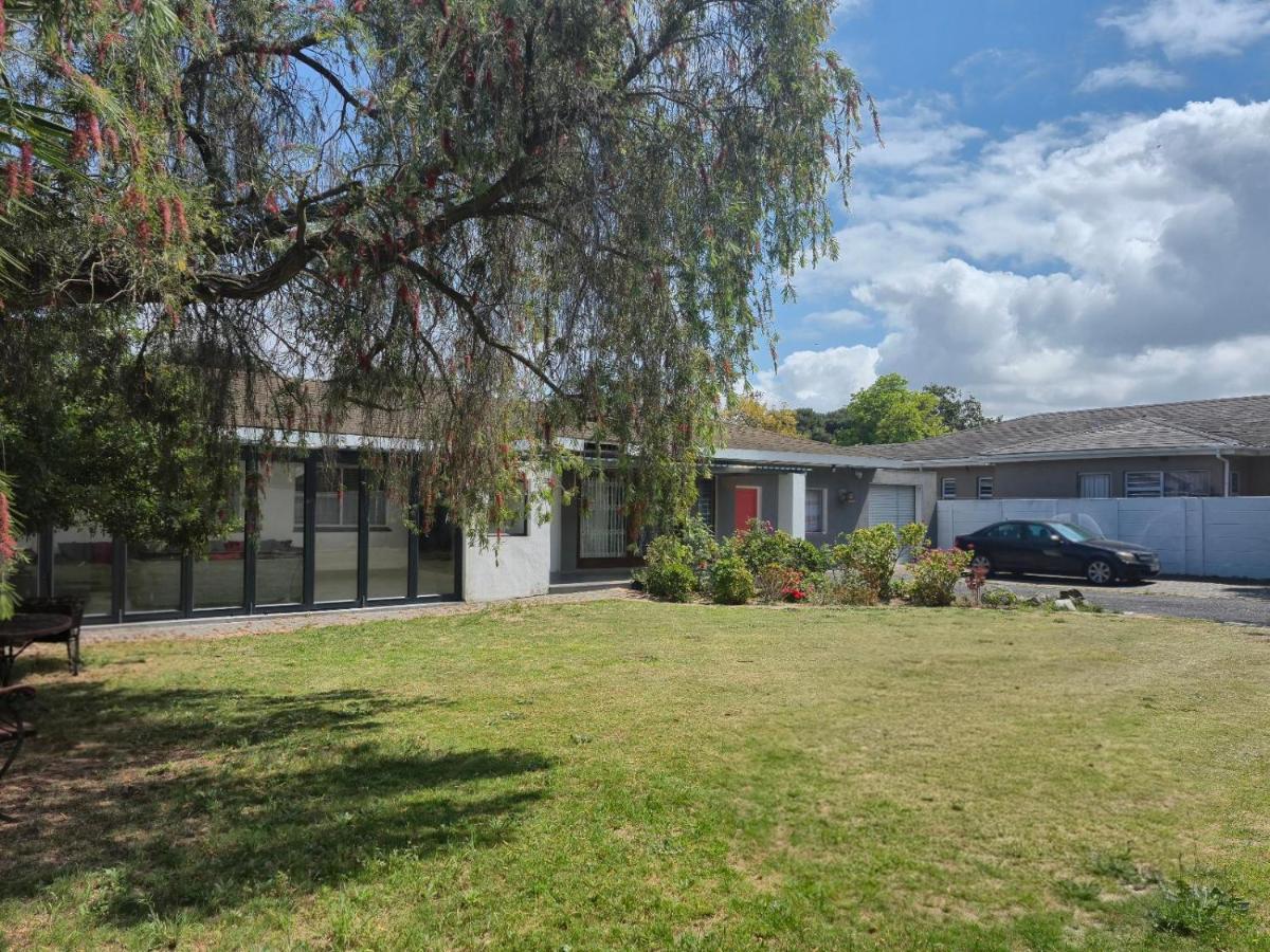 Lyronne Guest house, Shuttle and Tours - B&B Cape Town