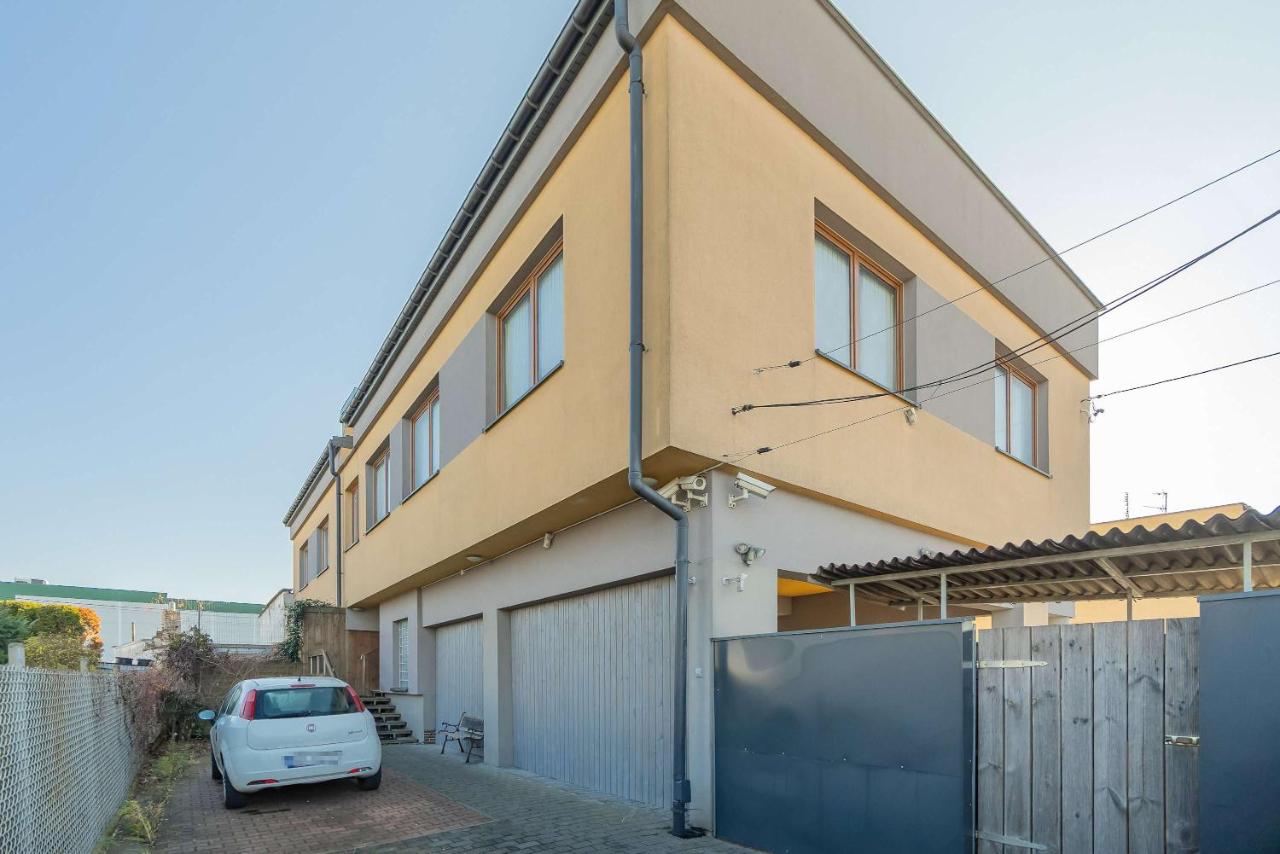Przestronny Dom z 3 Sypialniami w Doskonałej Lokalizacji w Pobliżu Lotniska by Noclegi Renters - Chambres d'hôtes Varsovie