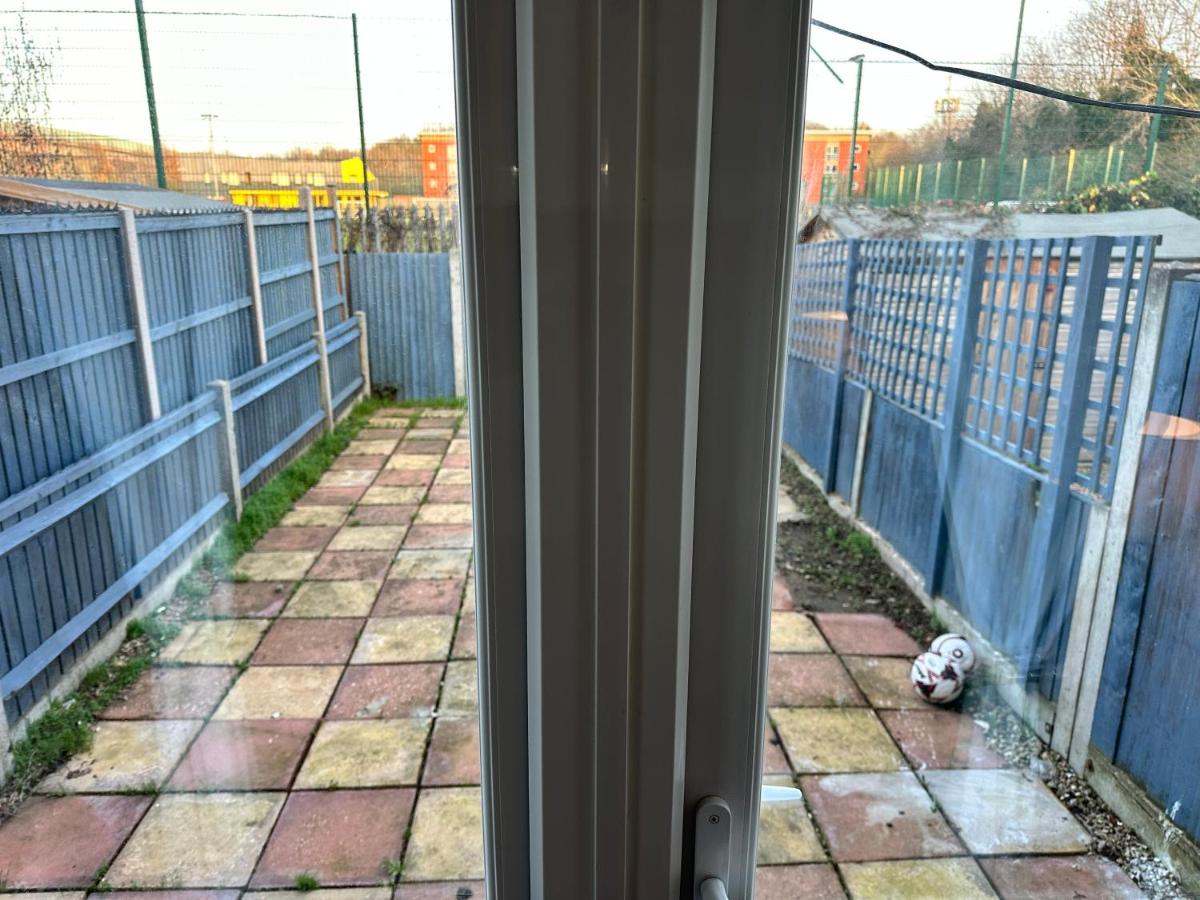 Modern 2 Bedroom House Near London City Airport, Excel, O2 & DLR with FREE Parking & Privet Entrance - Chambres d'hôtes Londres