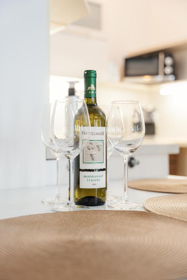 Downtown apartment in the heart of the new city center, 4 guests, parking - B&B Bratislava