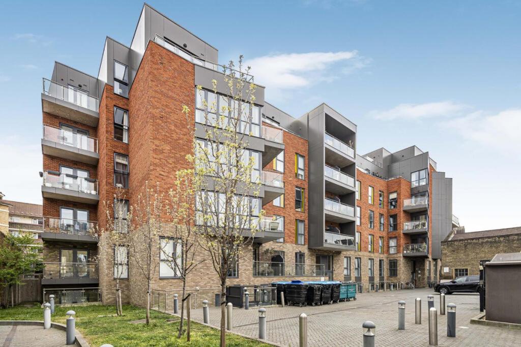 Modern Zone 1 Apartment , 2BR 2BA , Skyline , Balcony - B&B London