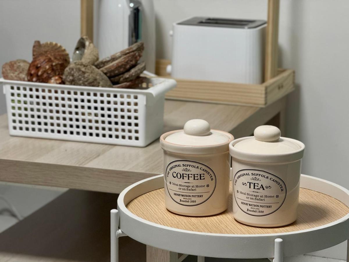 Urban Silver Haven Sleek stay - 1 Min to Station With TV projector Game space and high speed internet - Shared bathroom with ONLY ONE other room - B&B Sydney