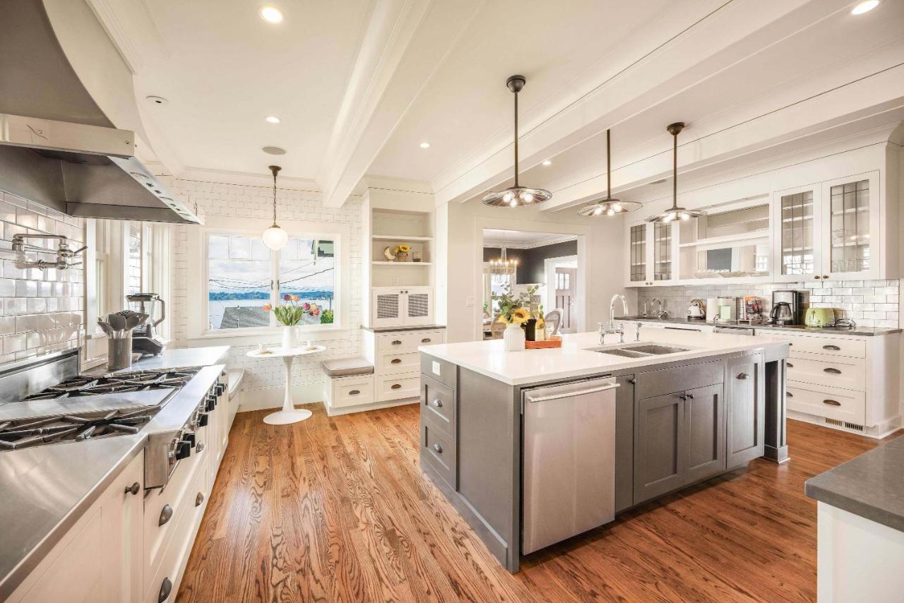 Leschi Retreat w Breathtaking Water View Sleeps 14 - B&B Seattle