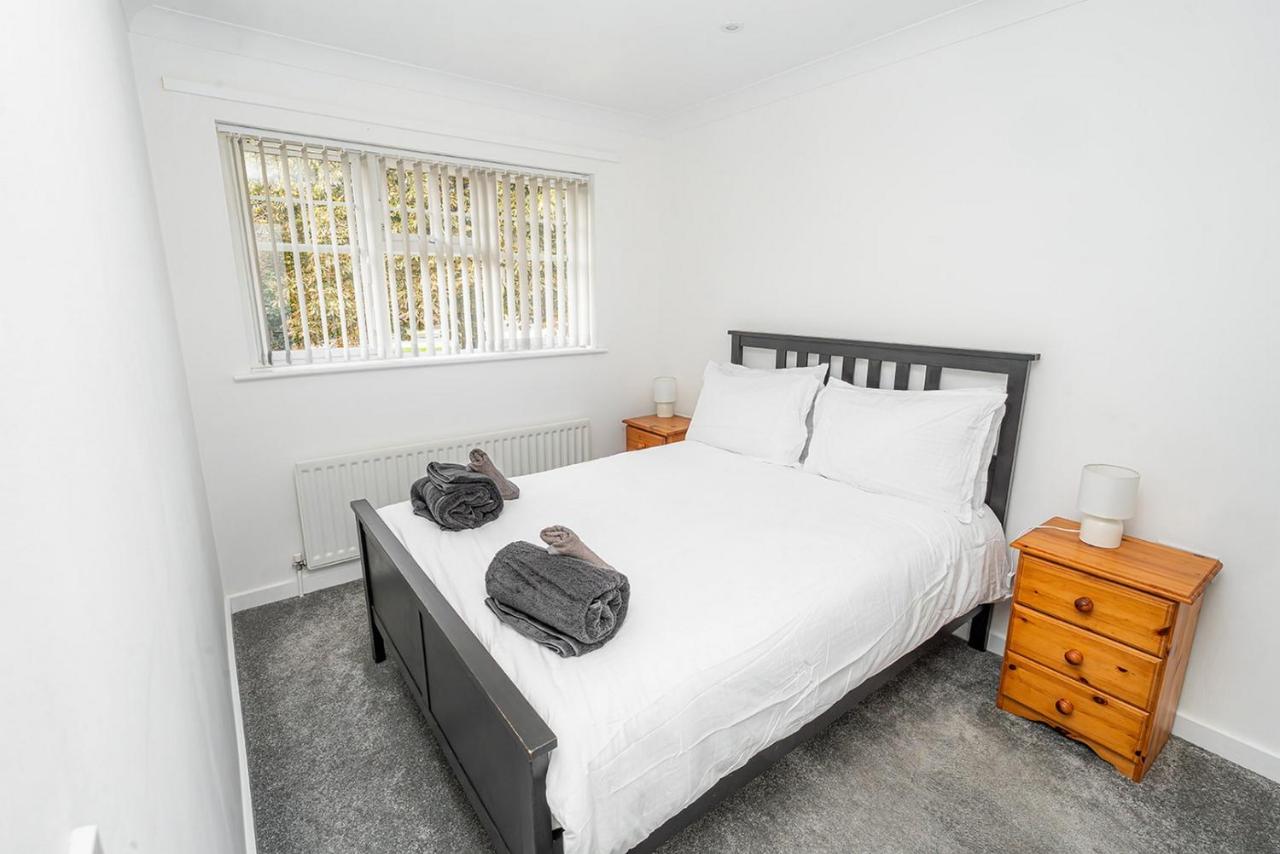 Modern Two Bedroom Home with Parking - B&B Basingstoke