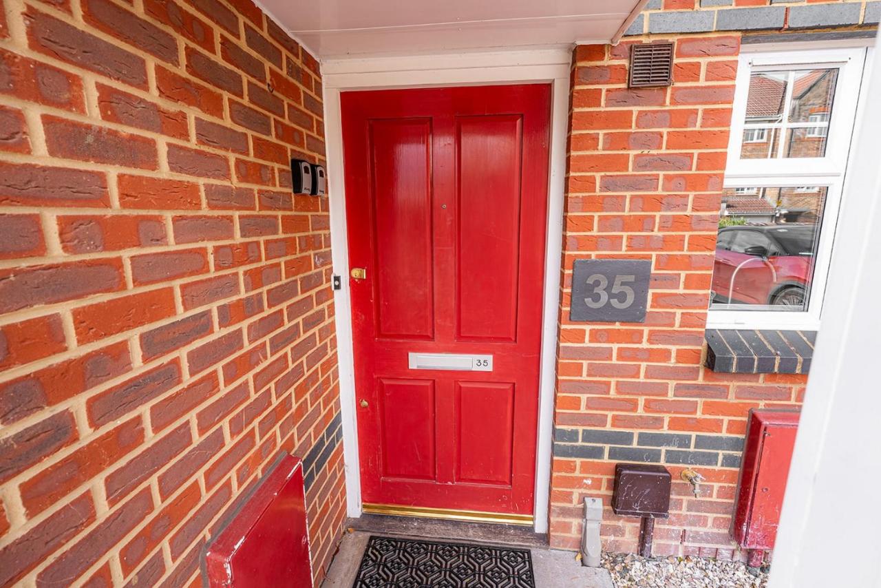Modern Two Bedroom Home with Parking - B&B Basingstoke