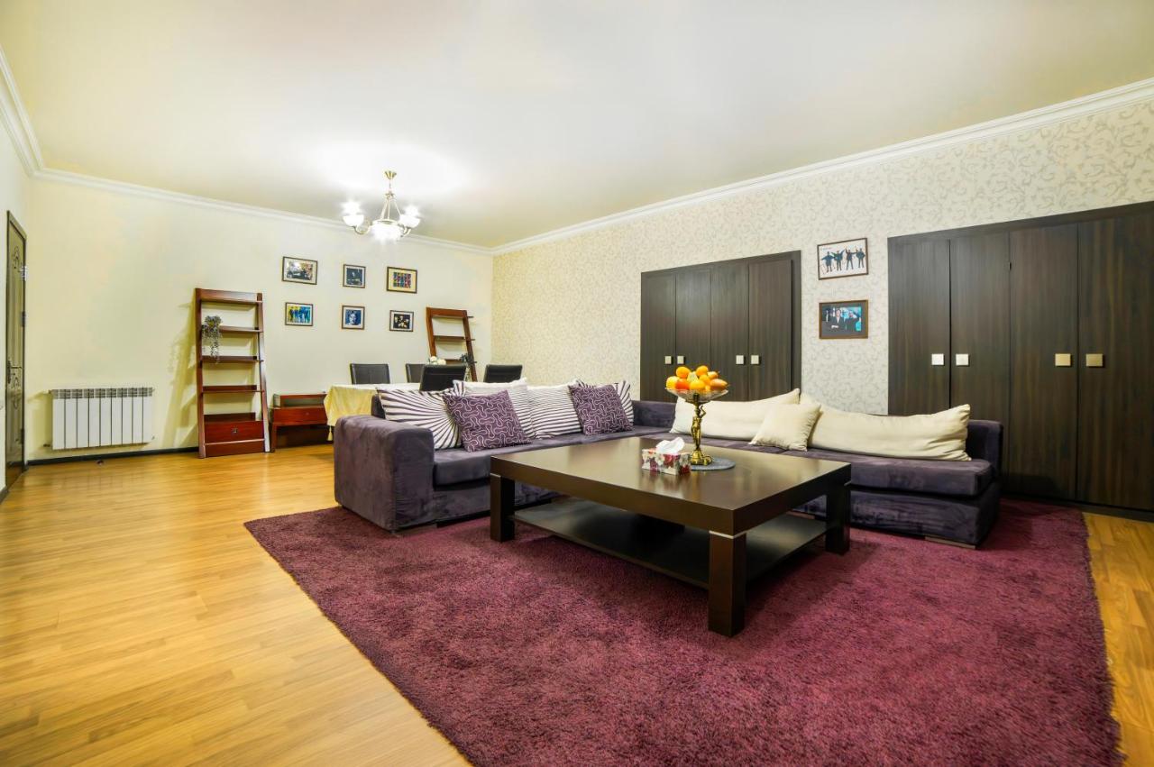 Beatles-Inspired I Republic Sq 5 min I Large Apt I 2 King I Comfort - Chambres d’hôtes Erevan
