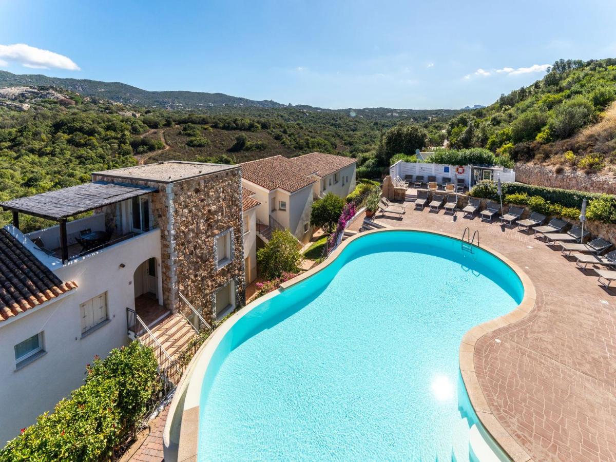 Complex surrounded by greenery with pool - Bed and Breakfast Baja Sardinia