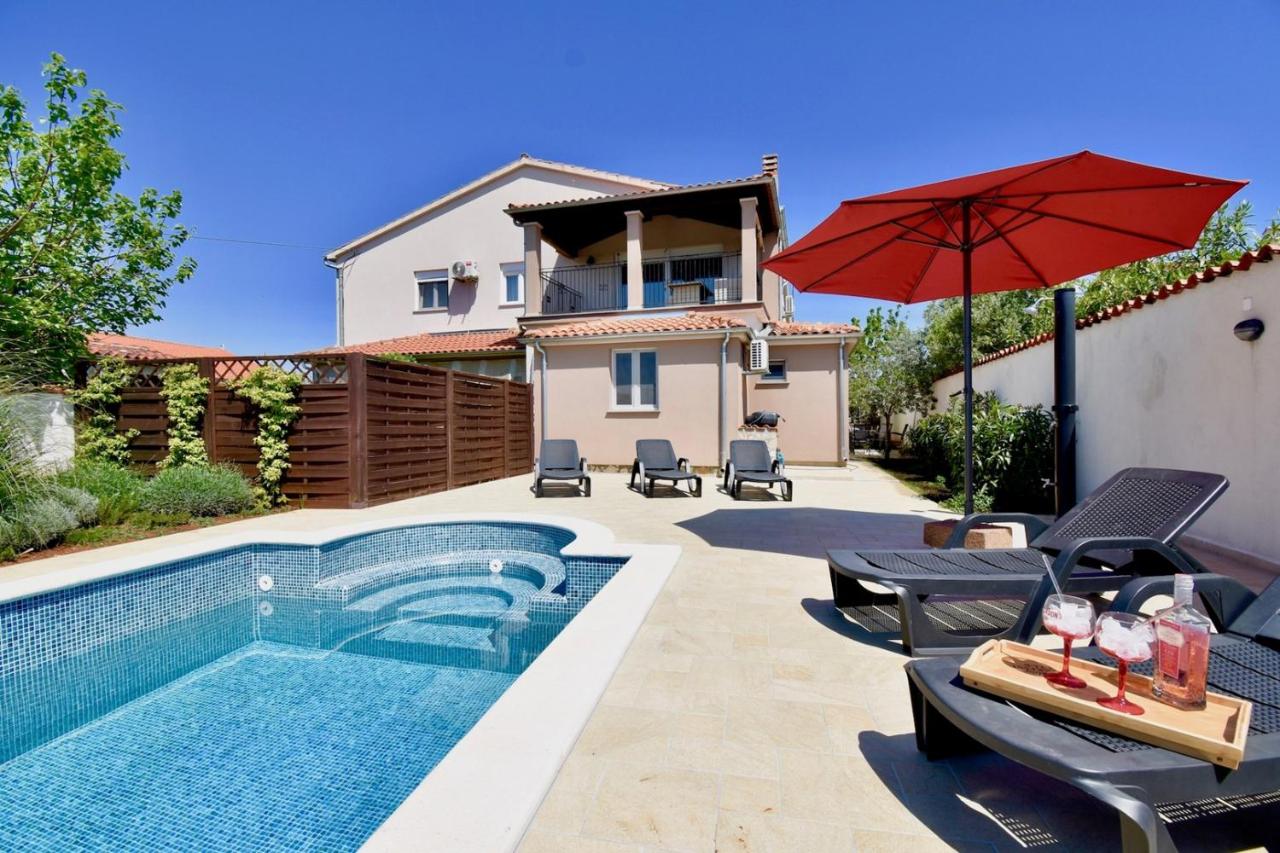 Spacious apartment with private pool - Bed and Breakfast Vodnjan