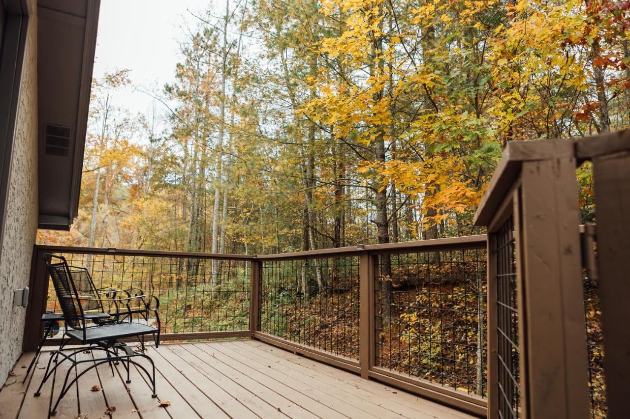 Escape to Villa Serena - with a Hidden Speakeasy - B&B Dahlonega