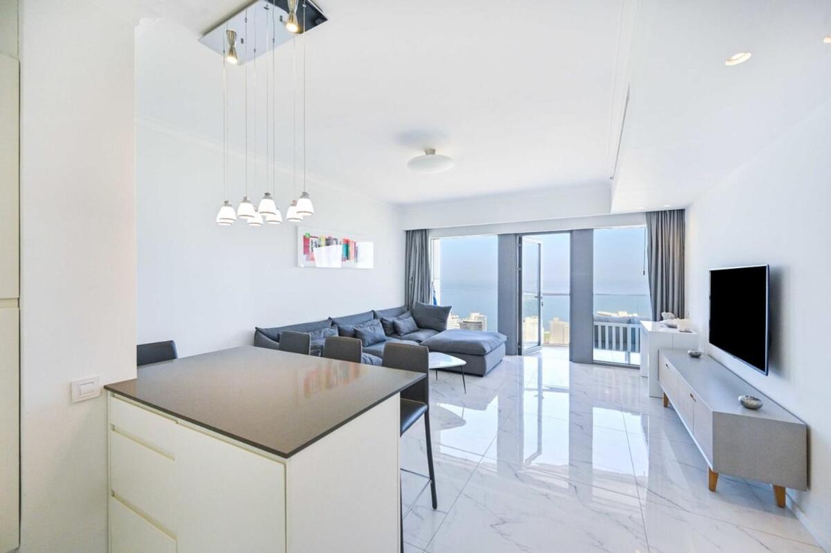 Modern 2BR Amazing Sea View W/Parking by HolyGuest - B&B Tel Aviv