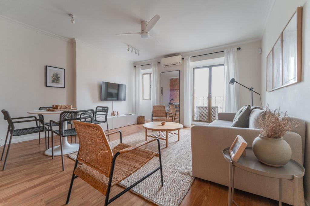 Modern bright - 2 Bedrooms 1 Bathroom -Lavapiés - B&B Madrid