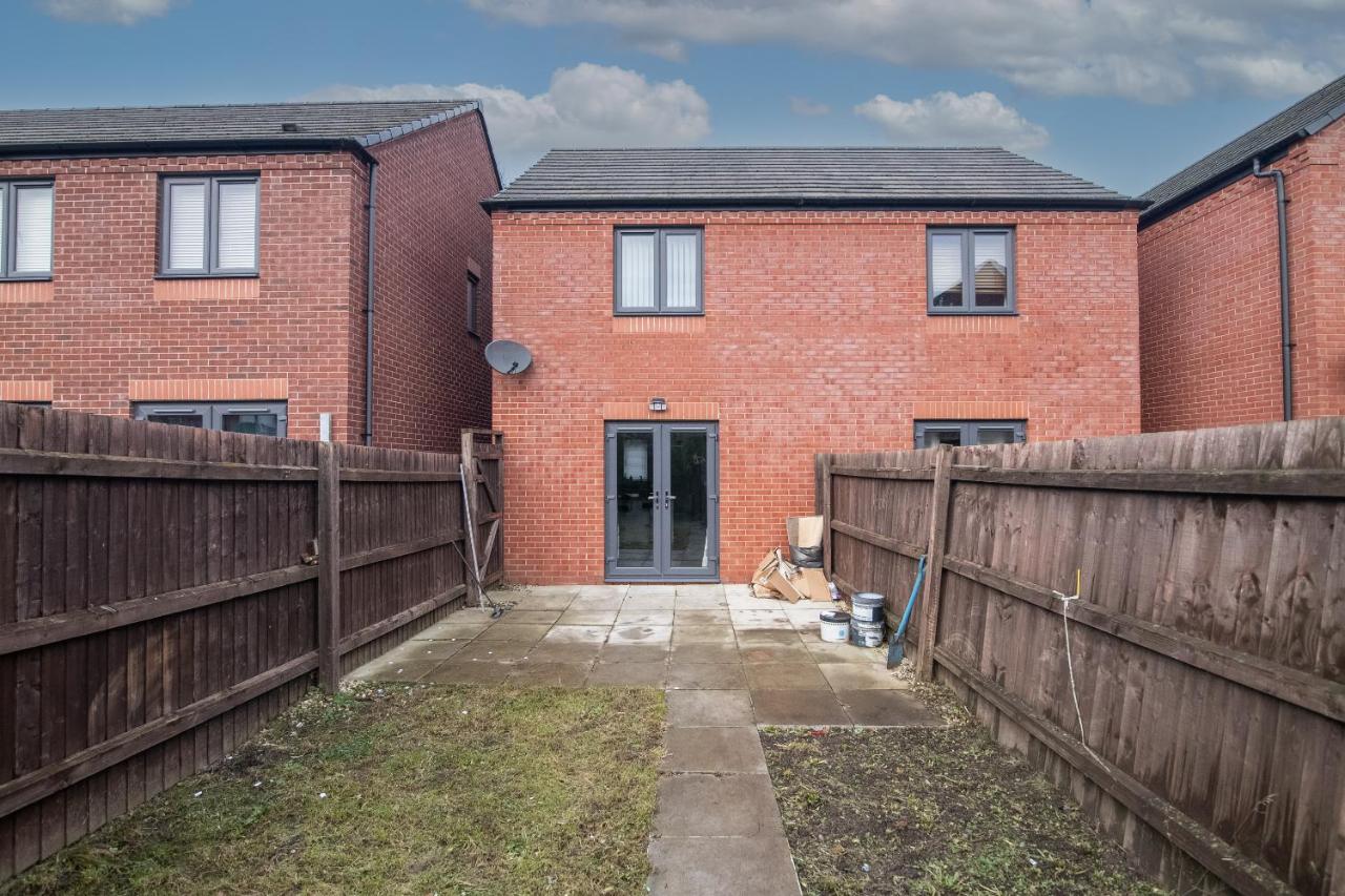 Cosy Two Bedroom House with Driveway Parking and Garden - Chambres d'hôtes Wolverhampton