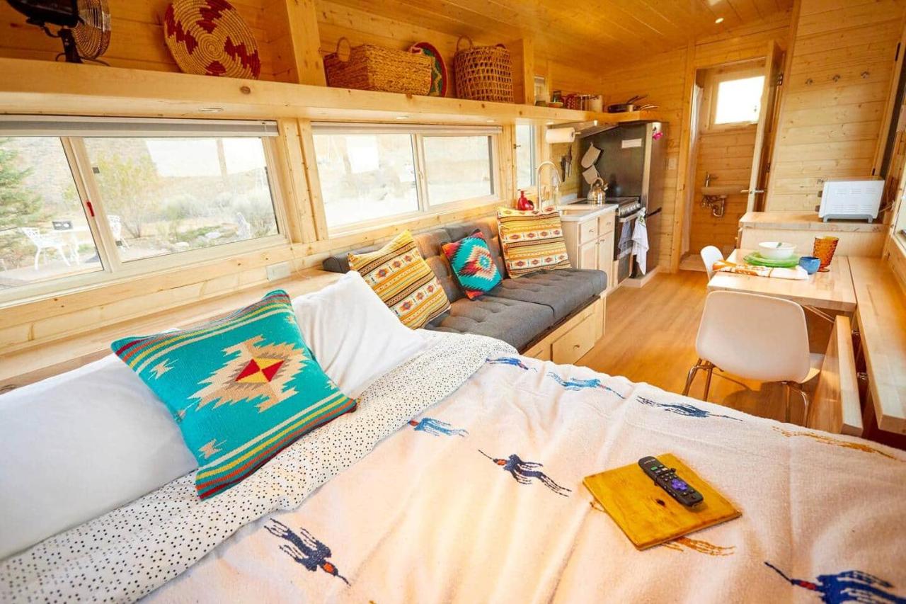 Rio TinyHome w View, Hot Tub 2 miles to Hot Spring - Bed and Breakfast Arroyo Hondo