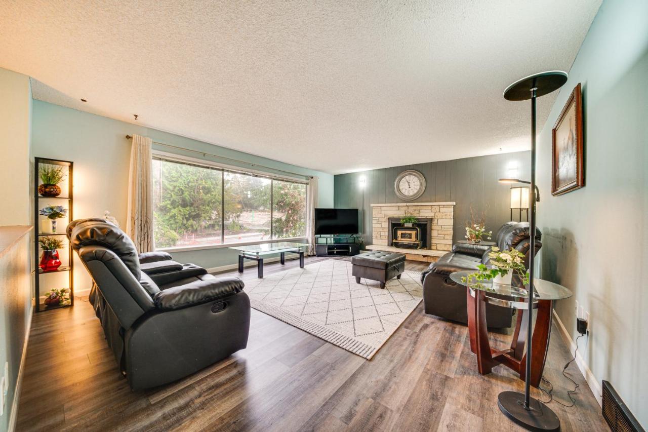 12 Mi to Dtwn Seattle! Spacious Home with Backyard - B&B Burien