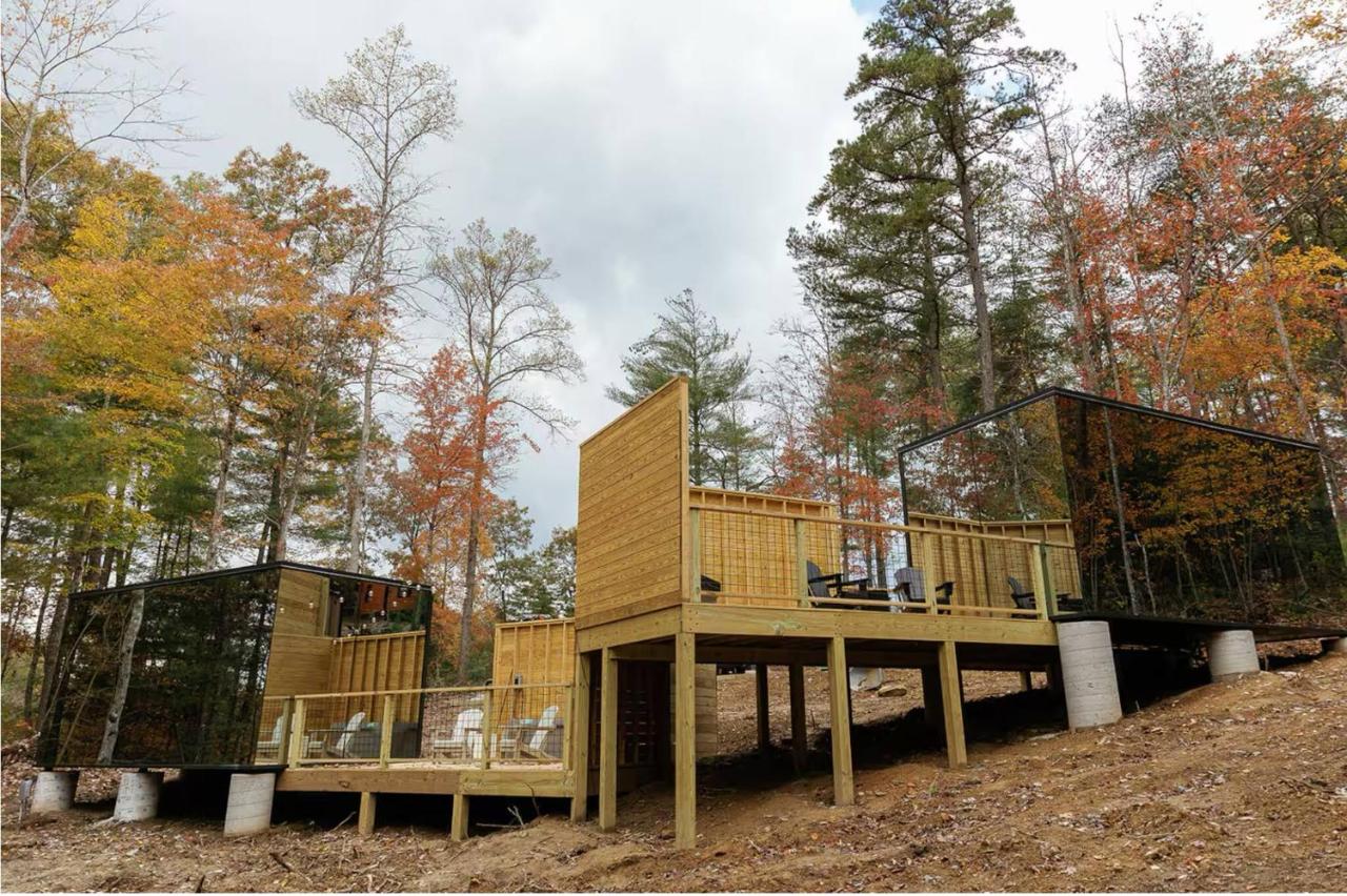 Heartleaf | Modern Lux Mirror Home | HotTub - Bed and Breakfast Campton