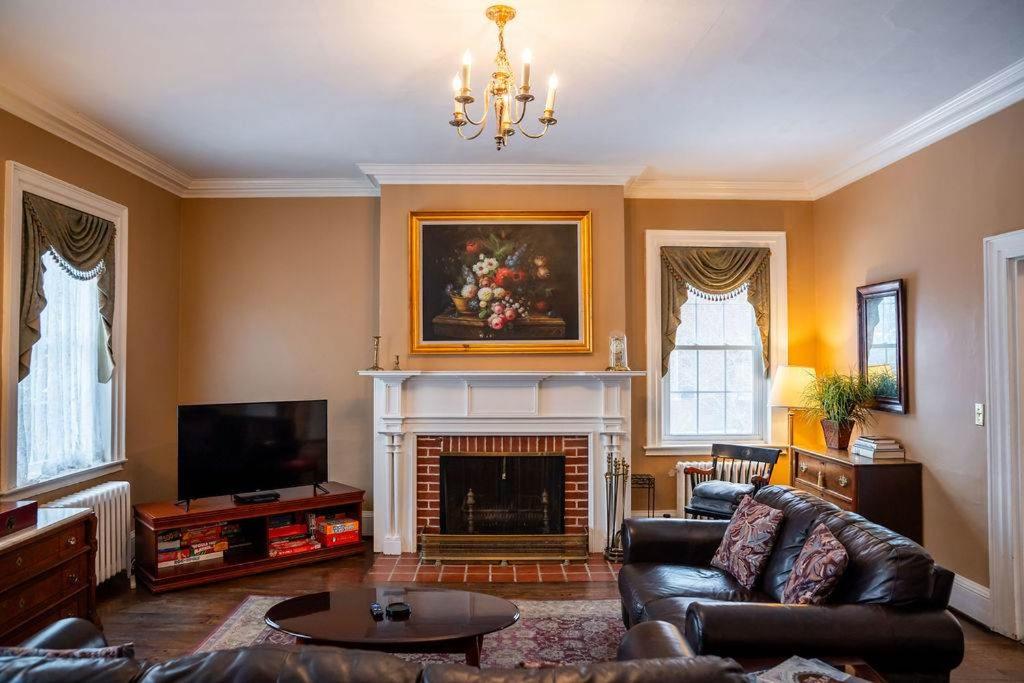 Historic 98 Fire Pit Game Room & Dog Friendly - B&B Geneva