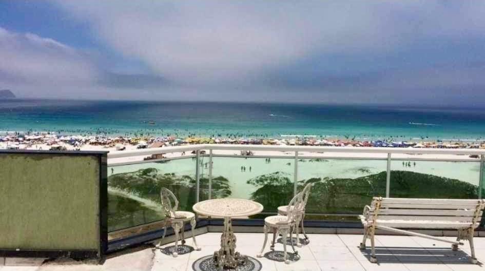 Apto 2 quartos com AR Cond, prédio frente p/ praia - B&B Cabo Frío