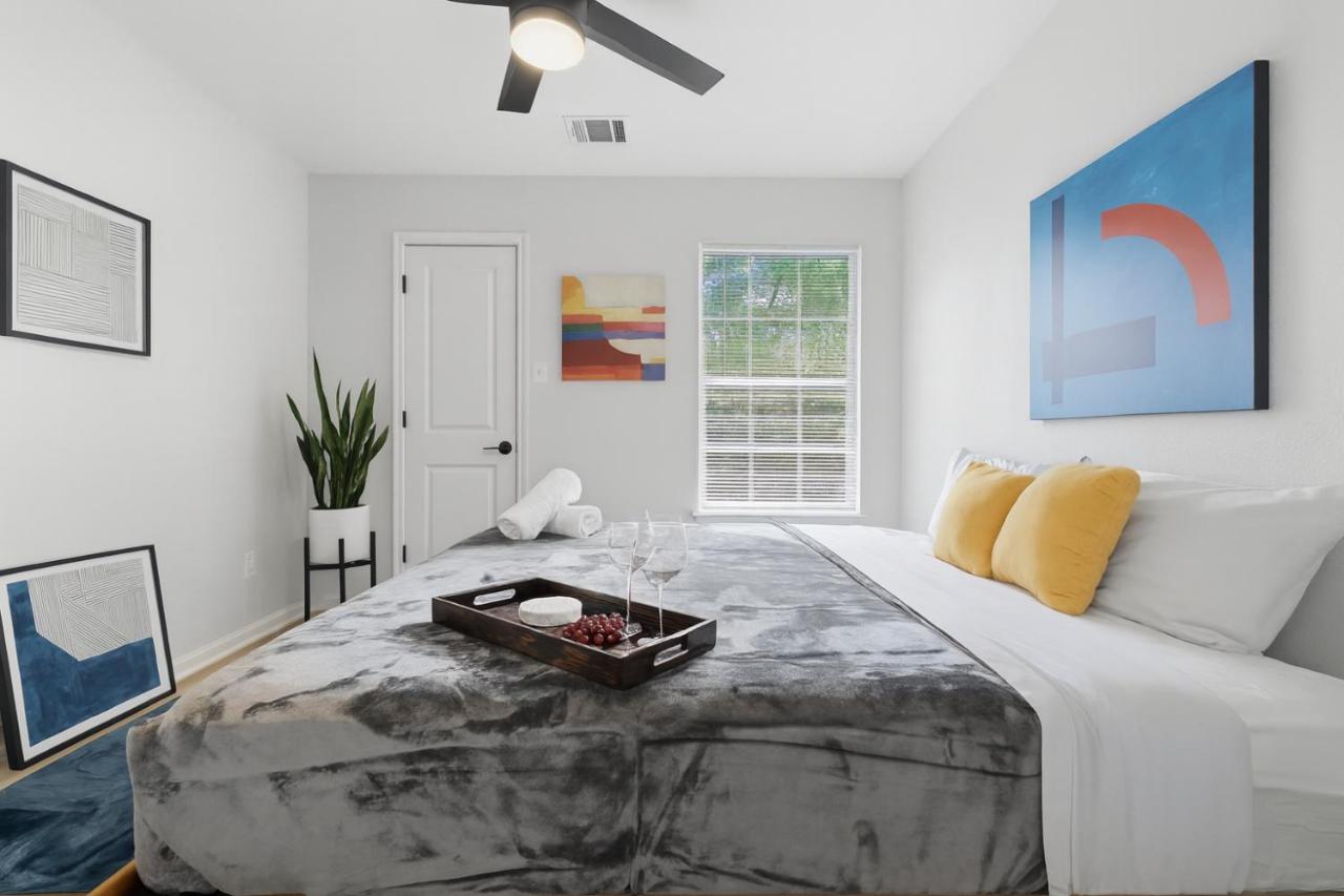 2025 New Build 4BR with King Beds Ensuite Bath at UT, Downtown - B&B Austin