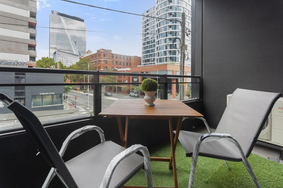 04WM ABNB Style 2BR w Free Parking, Rooftop Gym, 5 mins to Tram - Chambres d'hôtes Melbourne