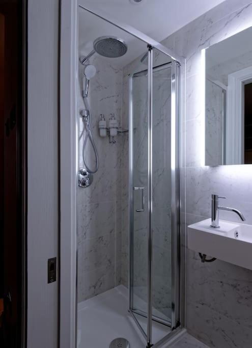 Bright micro studio in Notting Hill-4th floor - Bed and Breakfast Londen