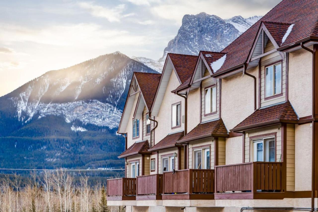 Cozy Mountain View Condo Close to DT Canmore - Bed and Breakfast Canmore