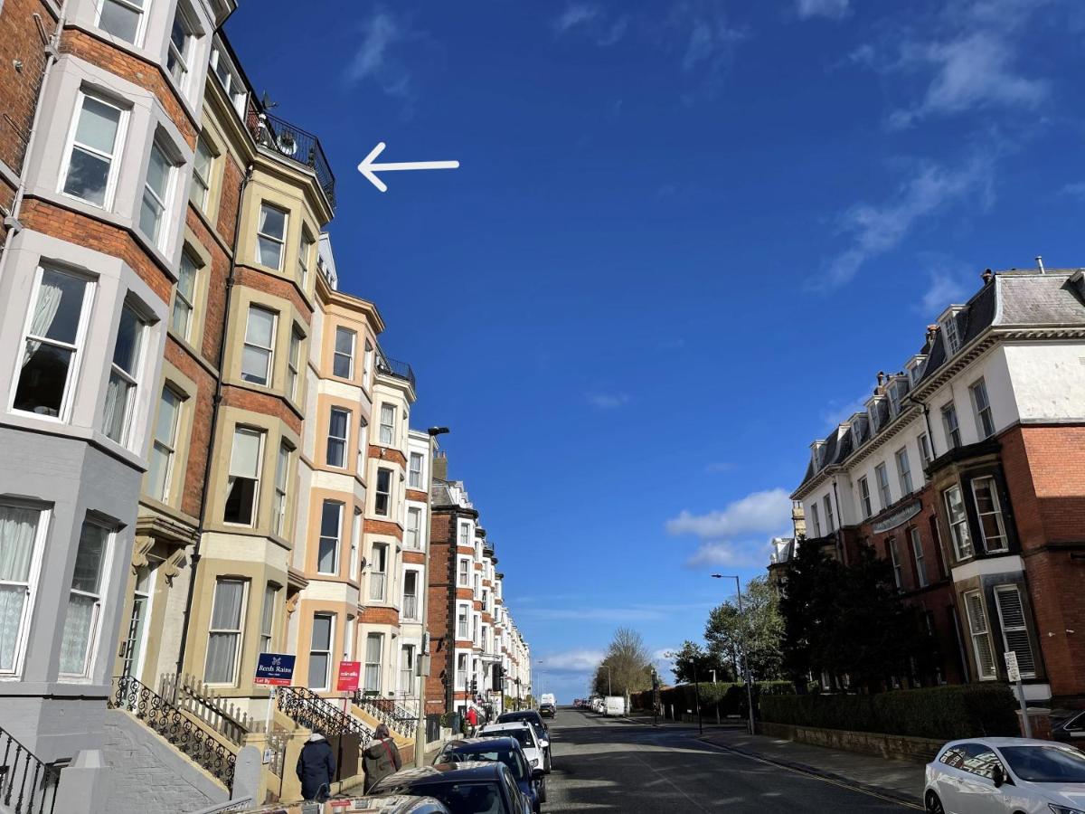Superb Scarborough Penthouse with Balcony, lift, parking, views - Chambres d’hôtes Scarborough