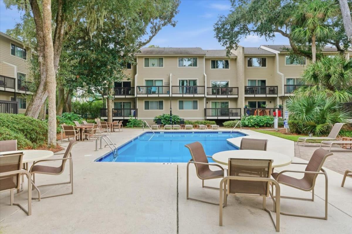 Cozy Coastal Retreat - Walk to Beach & Pool - B&B Hilton Head