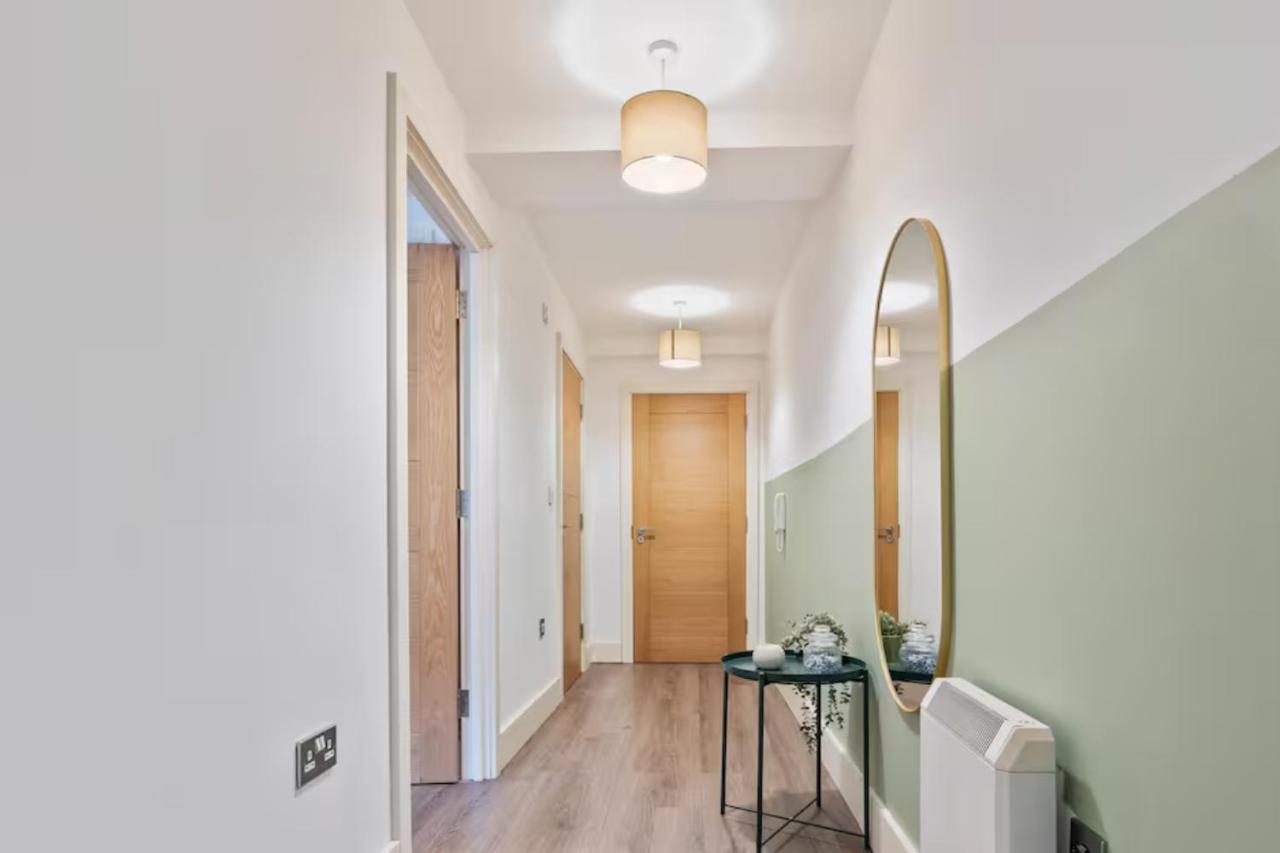 #90 The Lux Mint apartment JQ - Close to Birmingham Walk of Stars - Sleeps 6 - " Perfect for Contractors and Families - Free Parking" - B&B Birmingham