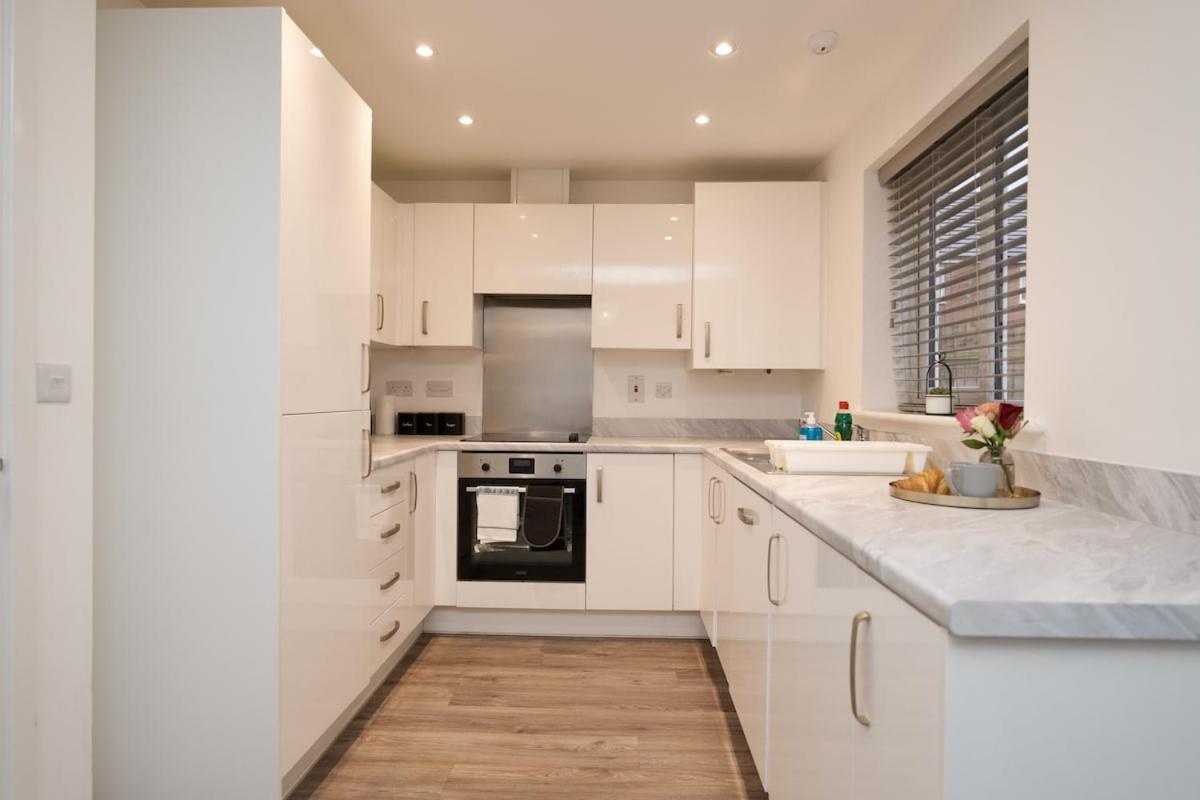 Stylish 3Bed Oasis with Driveway Parking & Free Amazon Prime - Chambres d'hôtes Longford