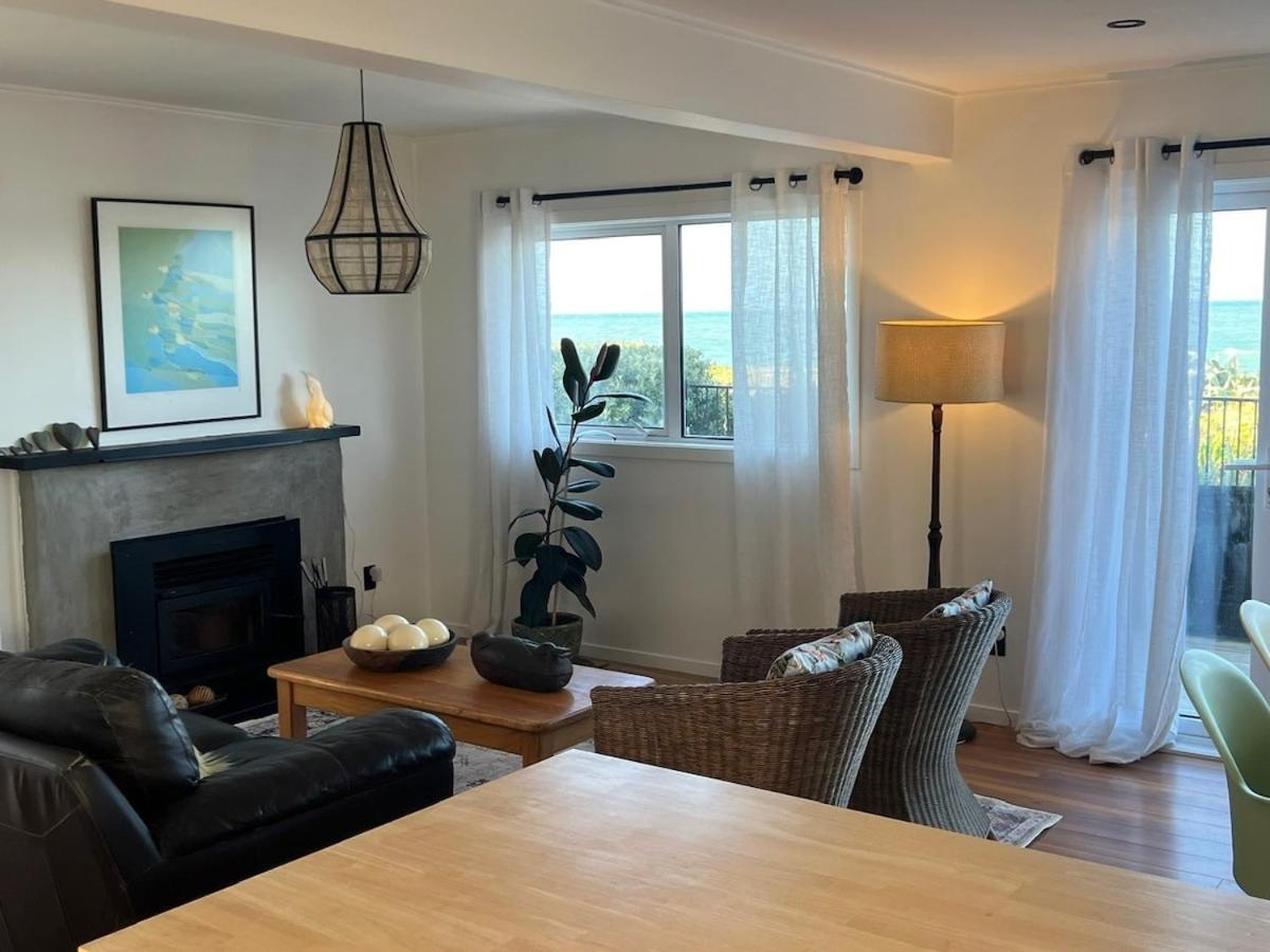 Beachfront Bliss - Stunning Views & Modern Comfort - B&B Te Awanga