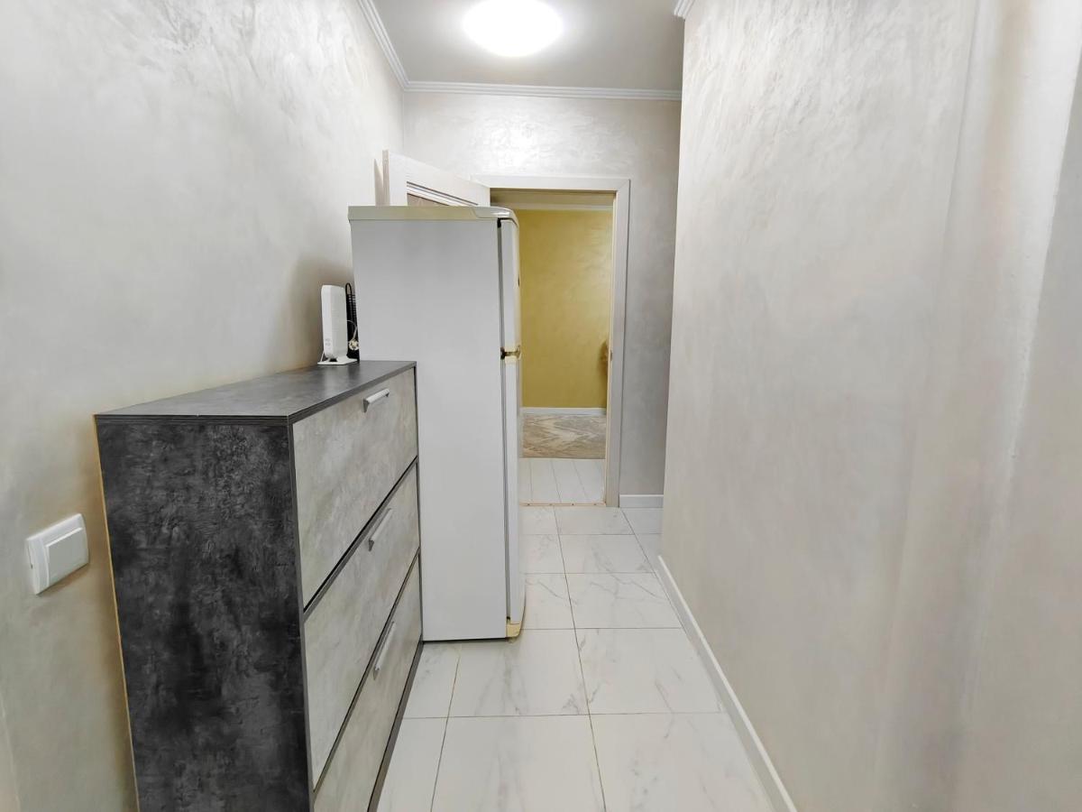 2-room apartment near MEGA Alma-Ata shopping center, park & river - Chambres d'hôtes Almaty