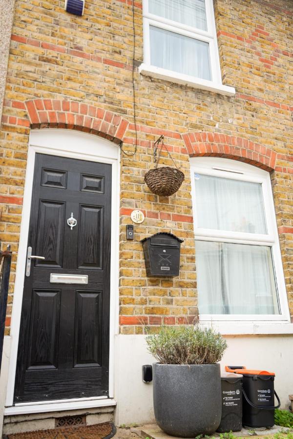 Excellency Stays - 2 Bedroom House with Garden - Contractors, Families, Long Stays, Free Parking - Bed and Breakfast Kent