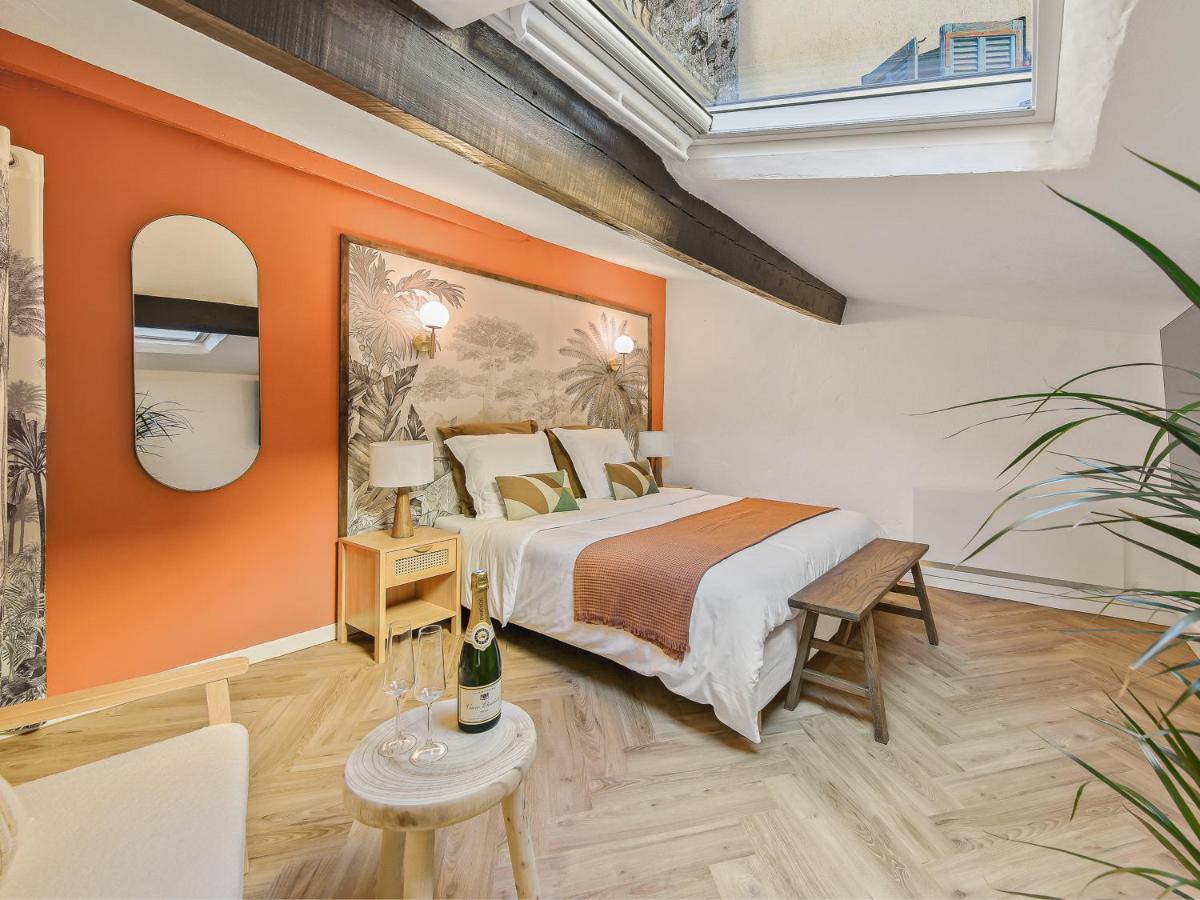 L'Evasion Tropicale - idéal couple - plein centre - sauna - baignoire balnéo LED 2 places - TV 4K Ambilight 130cm - parking gratuit à 2 pas du logement - wifi - maison médiévale sur 2 étages - entièrement rénovée 37m2 - Chambres d'hôtes Bargemon